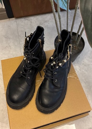 Bershka Tokalı Siyah Deri Yüksek Topuklu Punk Botlar
