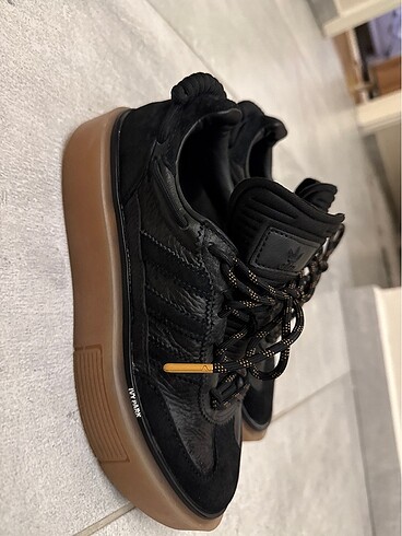 Adidas Adidas IVY Park modelidir türkiyede yok