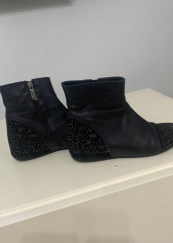Siyah Deri Boncuk Detaylı Kadın Dolgu Topuk Bot - Görsel 3