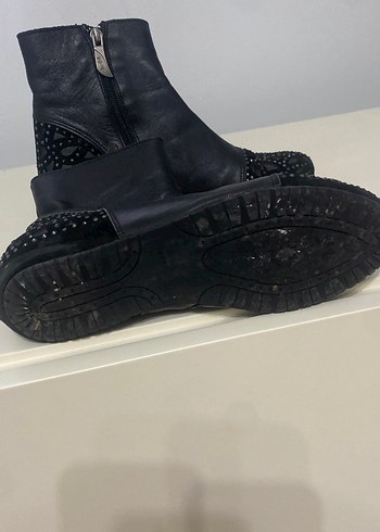 Siyah Deri Boncuk Detaylı Kadın Dolgu Topuk Bot - Görsel 4