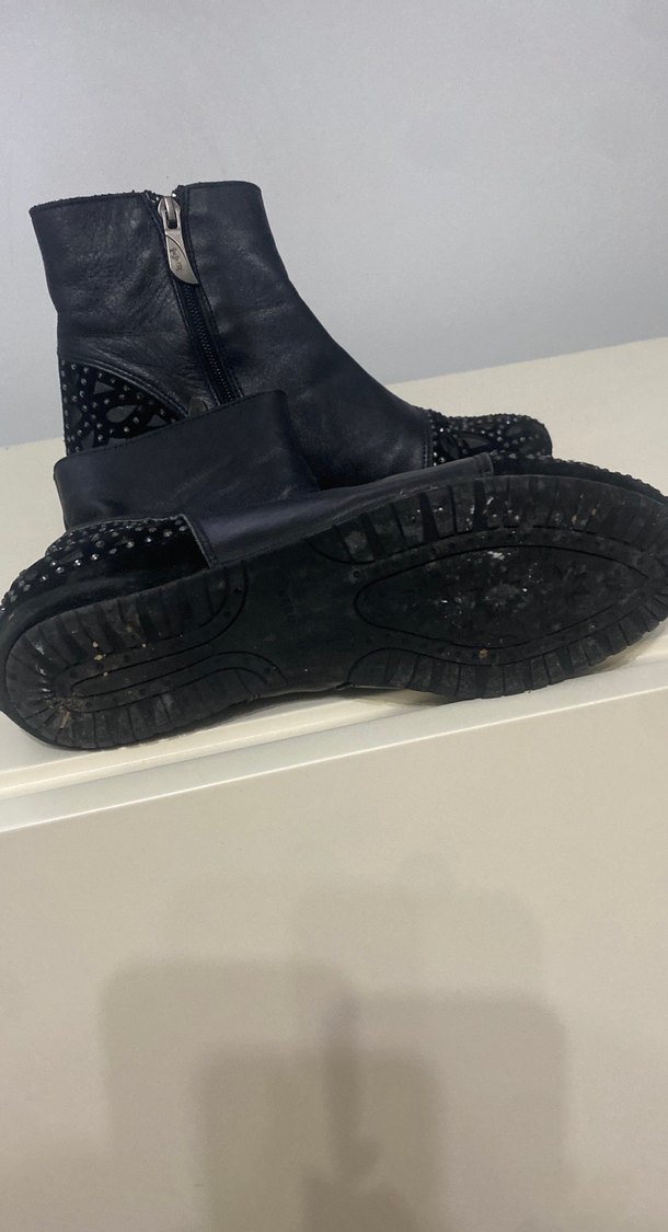 Siyah Deri Boncuk Detaylı Kadın Dolgu Topuk Bot - Görsel 4