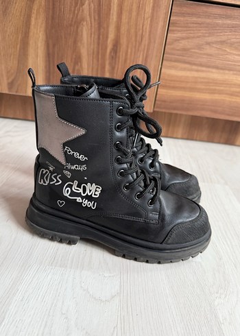 Siyah Bağcıklı Punk Bot