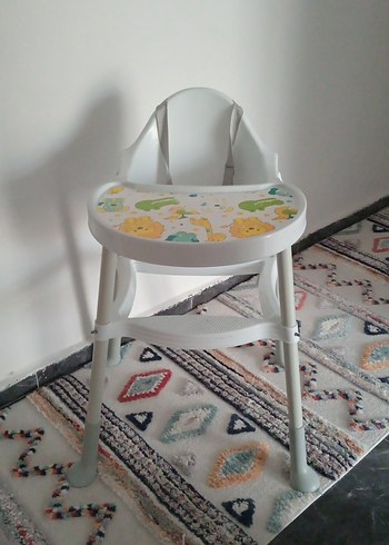 Beyaz ve Gri Ayaklı Bebek Mama Sandalyesi