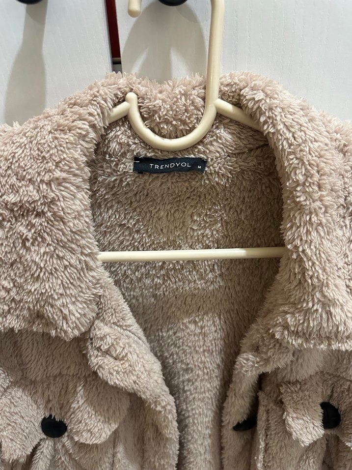 Bej Peluş Siyah Düğmeli Kadın Ceket - Görsel 3