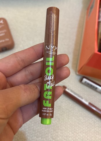 NYX Shiny Bej Dudak Parlatıcısı - Görsel 5