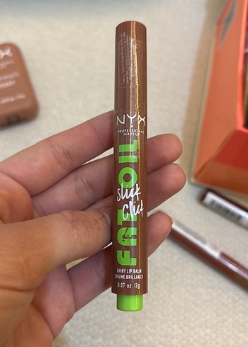 NYX Shiny Bej Dudak Parlatıcısı - Görsel 6