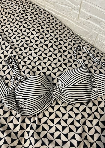 Çizgili bikini üstü