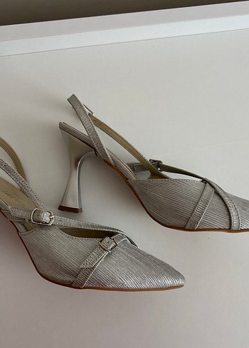 36 Beden Gri Yılan Desenli Tokalı Stiletto