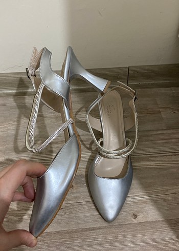 Gri Metal Tokalı İnce Topuk Abiye Ayakkabı - Görsel 3