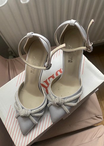 Beyaz Gri Tokalı Stiletto Kadın Abiye Ayakkabı