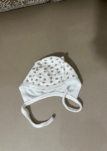 Düğmeli Beyaz Nakışlı Bebek Şapkası - Görsel 2