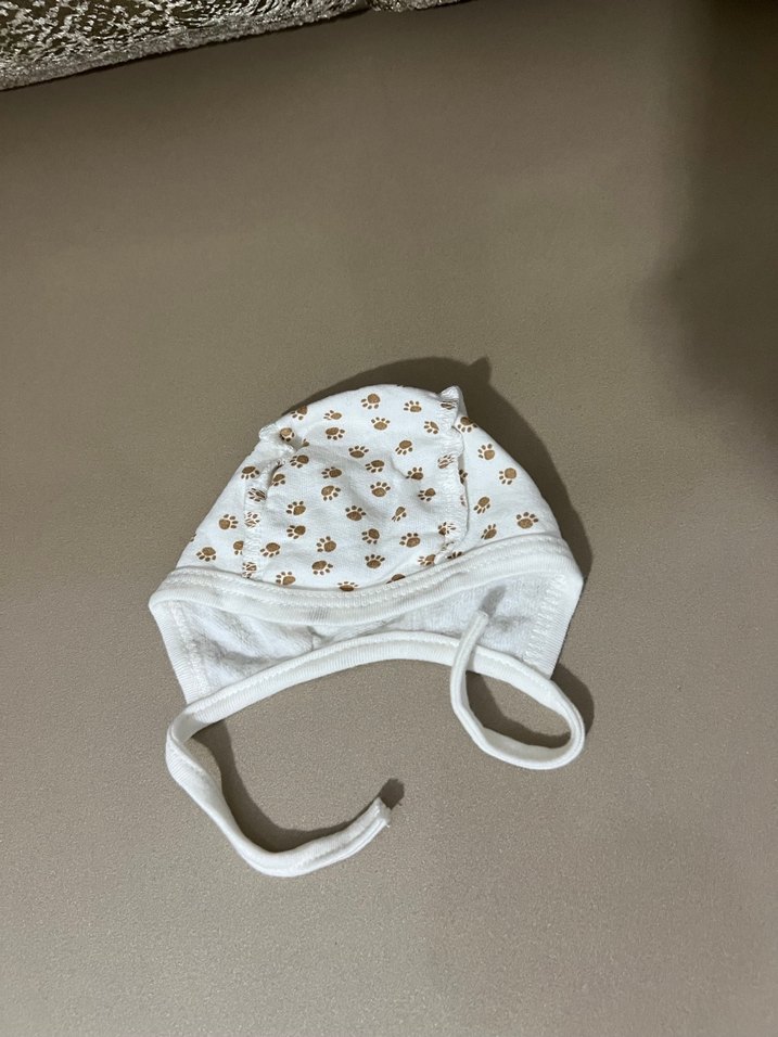 Düğmeli Beyaz Nakışlı Bebek Şapkası - Görsel 2