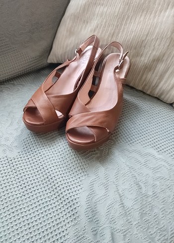 Derimod Bej Deri Kadın Dolgu Topuklu Sandalet