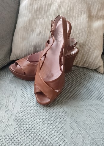 Bej Deri Kadın Dolgu Topuklu Sandalet