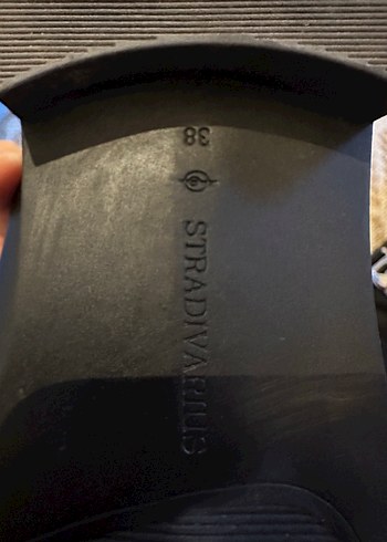 Stradivarius Siyah Parlak Zincir Detaylı Deri Kadın Loafer - Görsel 3