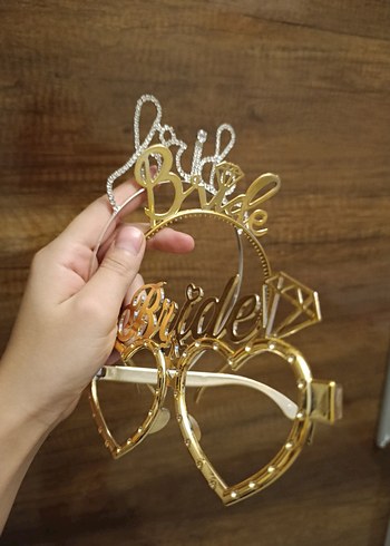 Gold rengi bir taç ve gözlük gümüş rengi bride tacı hepsi
