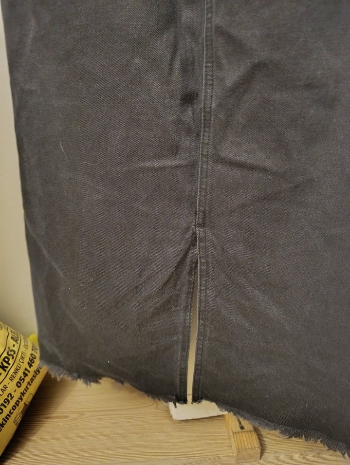 Siyah Nakışlı Kemerli Midi Kot Etek - Görsel 4