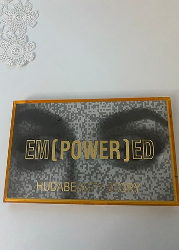 Huda Beauty Altın Renkli Göz Farı Paleti
