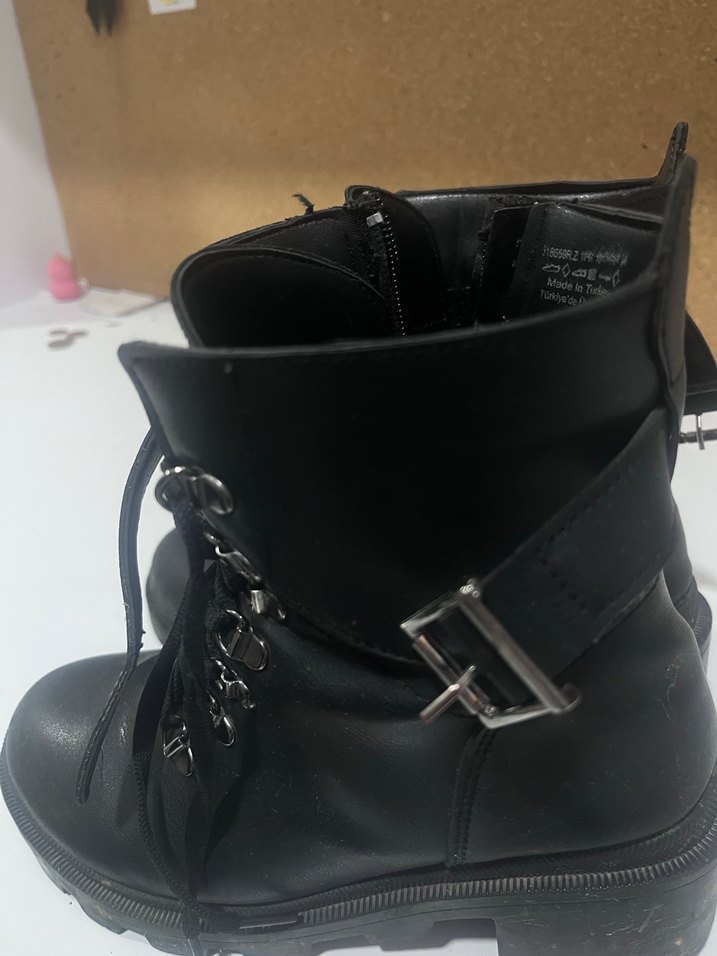 Siyah Deri Gotik Tokalı Kadın Bot - Görsel 2