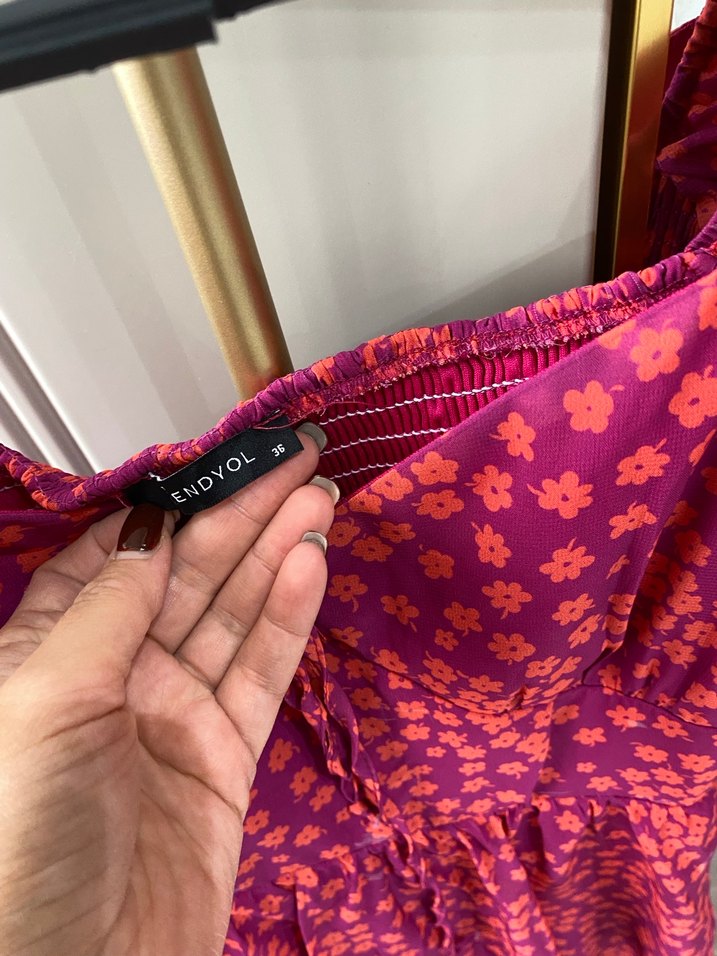 Pembe Bohem Kısa Elbise, V Yaka, Fırfırlı - Görsel 3