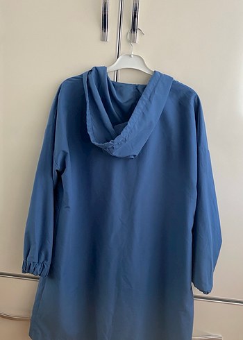 Kadın Mavi Midi Boy Rahat Kesim Yağmurluk - Görsel 2