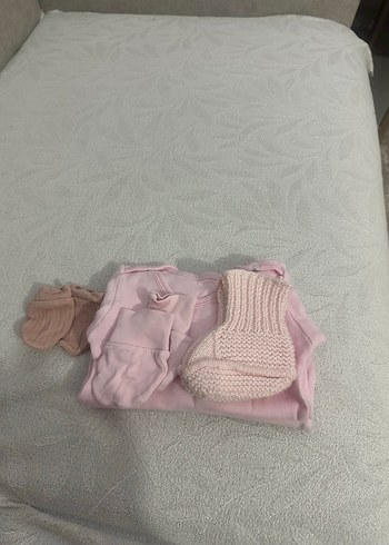 Yenidoğan Beden Pembe Kısa Kollu Bebek Body ve Örgü Çorap Seti