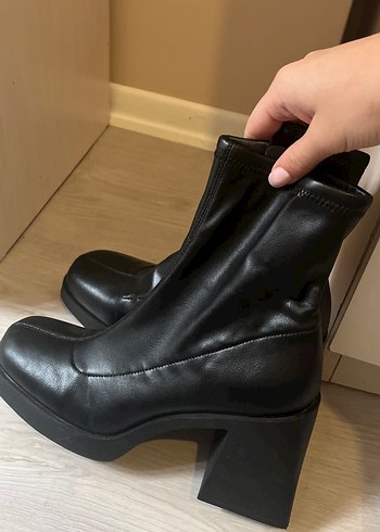 Stradivarius Siyah Deri Tokalı Kadın Topuklu Bot