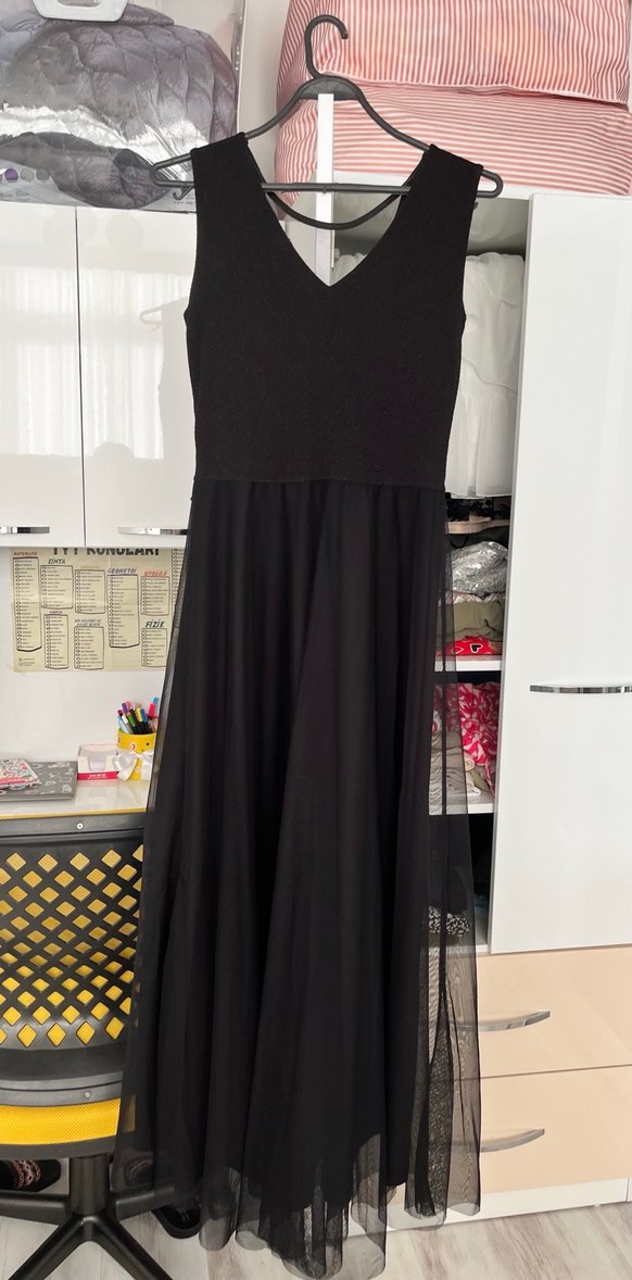 Dantel Detaylı Siyah Uzun V Yaka Elbise - Görsel 3