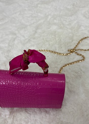 Beden pembe Renk Zincir Detaylı Parlak Pembe Yılan Desenli Çanta