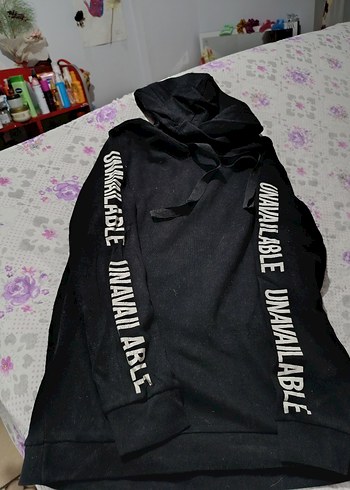 siyah kol yazılı sweatshirt