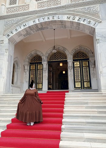 Kahverengi Dökümlü Uzun Kadın Elbise