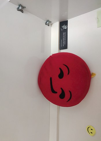 Kırmızı Emojili Peluş Oyuncak Yastık