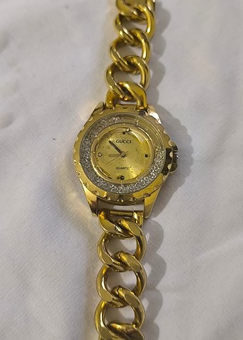  Beden Gucci Zincir Detaylı Parlak Altın Kadın Saati