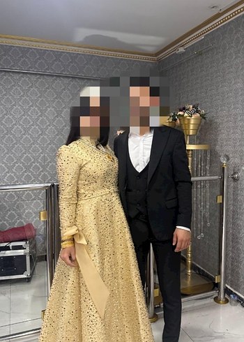 Altın Renkli Drapeli Uzun Kollu Notalı Yaka Elbise