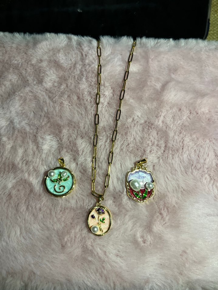 Pembe Çiçek Desenli Gold Çelik Kolye - Görsel 3