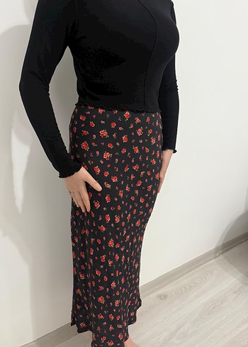 Çiçek Desenli Siyah Midi Etek