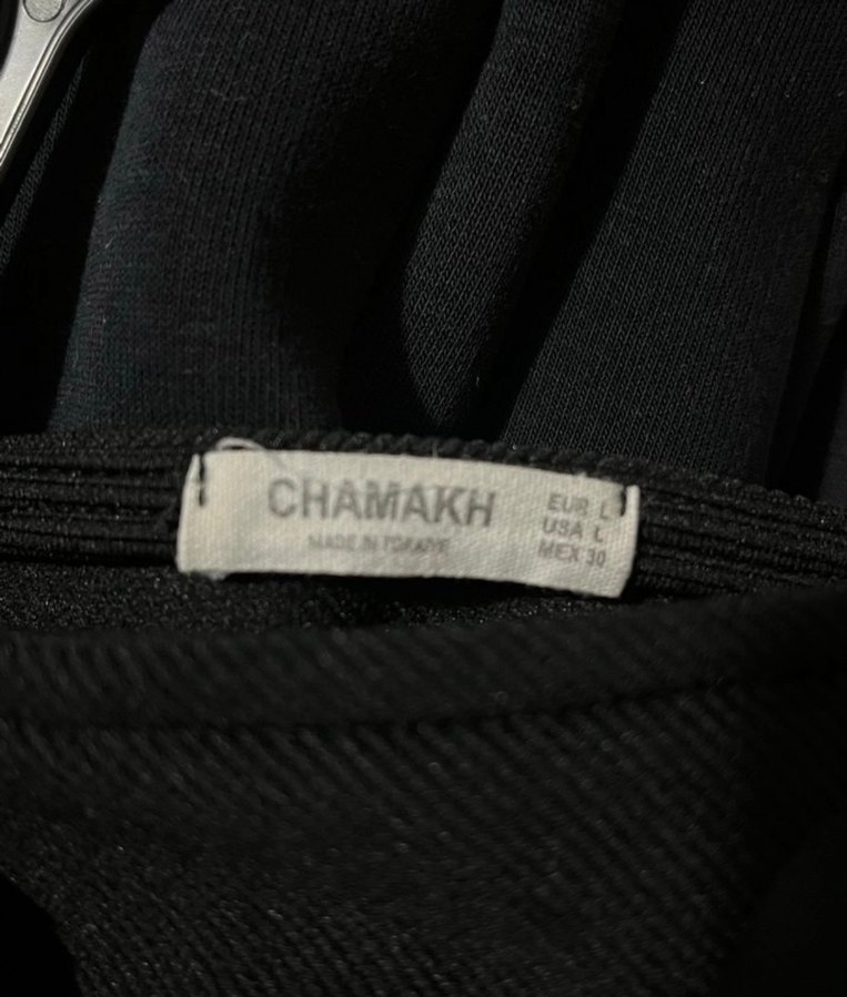 Siyah Çiçek Detaylı Tek Omuzlu Crop Top - Görsel 3