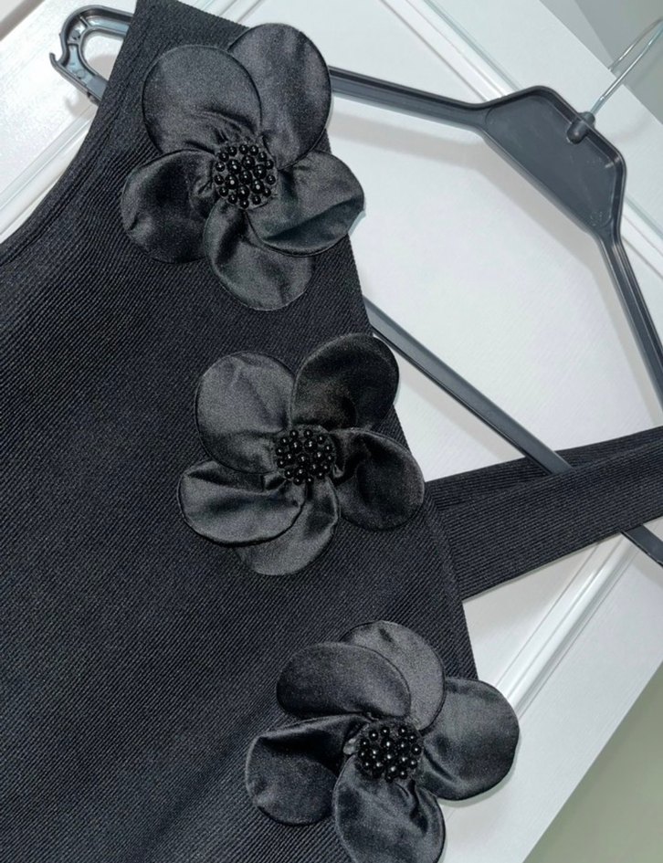 Siyah Çiçek Detaylı Tek Omuzlu Crop Top - Görsel 2