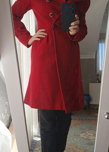 Kırmızı Düğmeli Kadın Kaban - Görsel 2