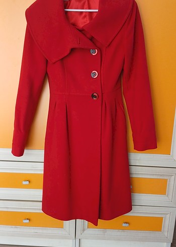 Kırmızı Düğmeli Kadın Kaban - Görsel 4