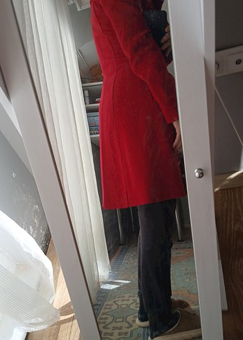 Kırmızı Düğmeli Kadın Kaban - Görsel 3