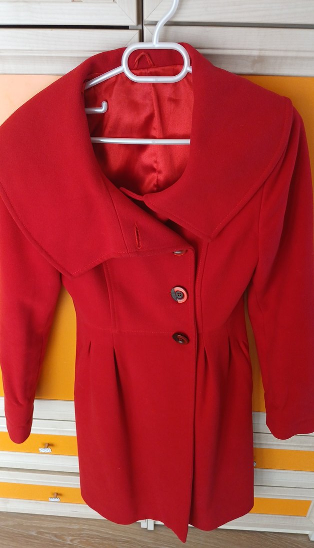 Kırmızı Düğmeli Kadın Kaban - Görsel 5