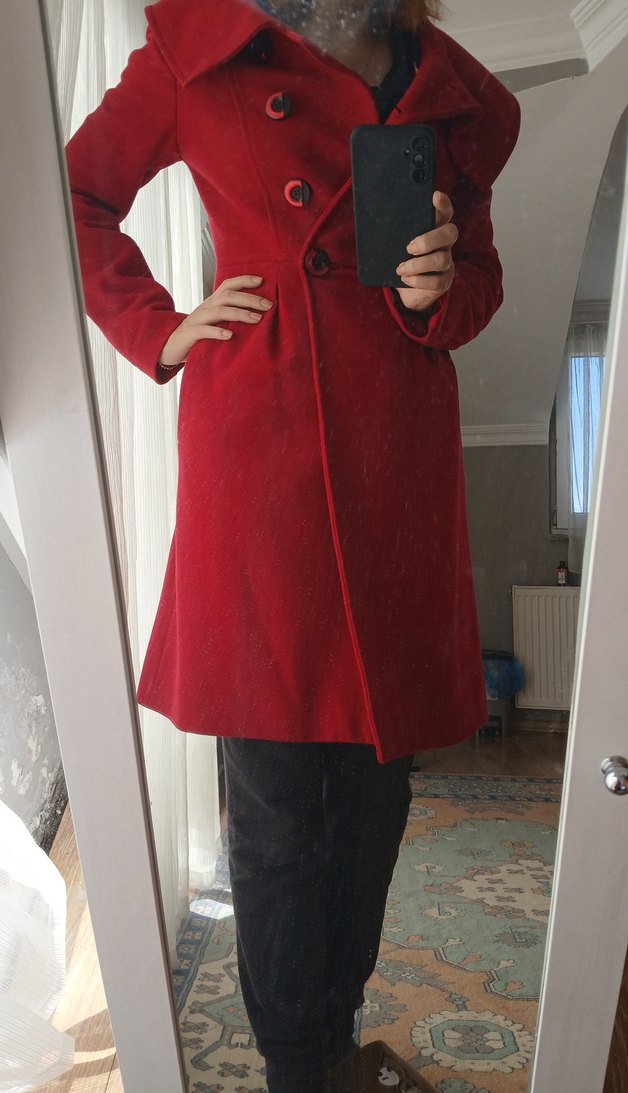 Kırmızı Düğmeli Kadın Kaban - Görsel 2