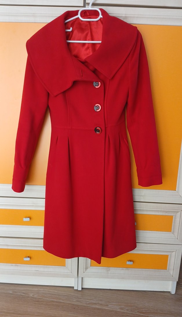 Kırmızı Düğmeli Kadın Kaban - Görsel 4