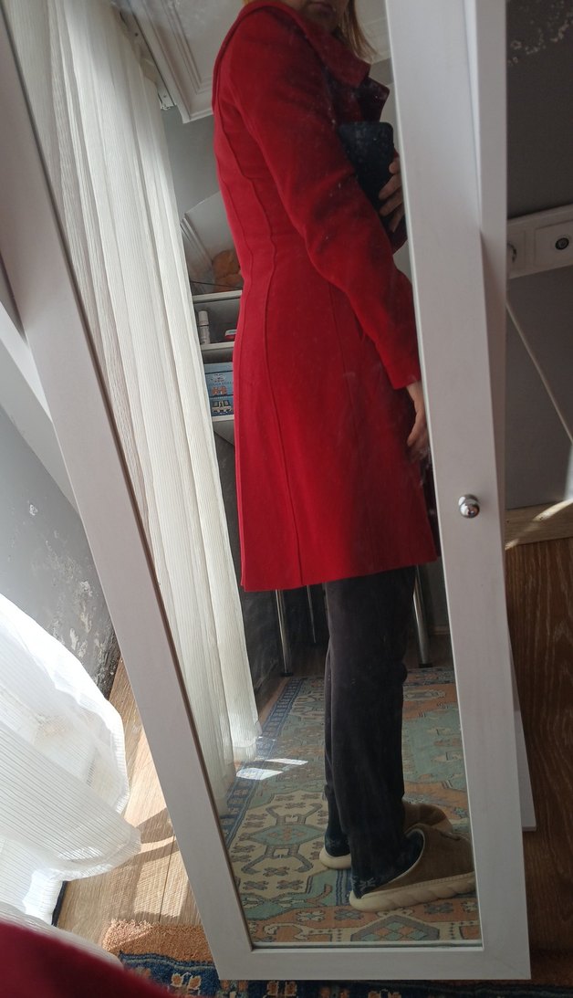 Kırmızı Düğmeli Kadın Kaban - Görsel 3