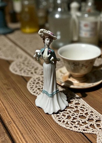 Royal Doulton Beyaz Pastel Renkli Porselen Kadın Biblo