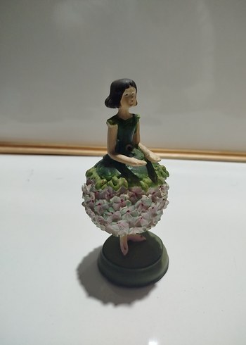 Koyu Renkli Kaktüs Üstünde Oturan Figürin - Görsel 6