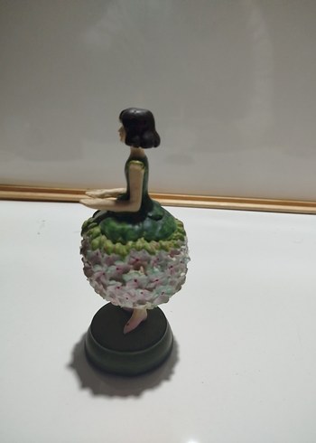 Koyu Renkli Kaktüs Üstünde Oturan Figürin - Görsel 3