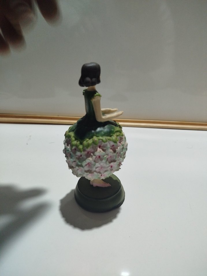 Koyu Renkli Kaktüs Üstünde Oturan Figürin - Görsel 5