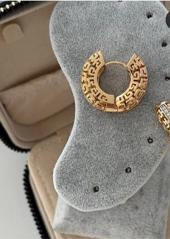 Altın Renkli Mini Zincir Detaylı Küpe